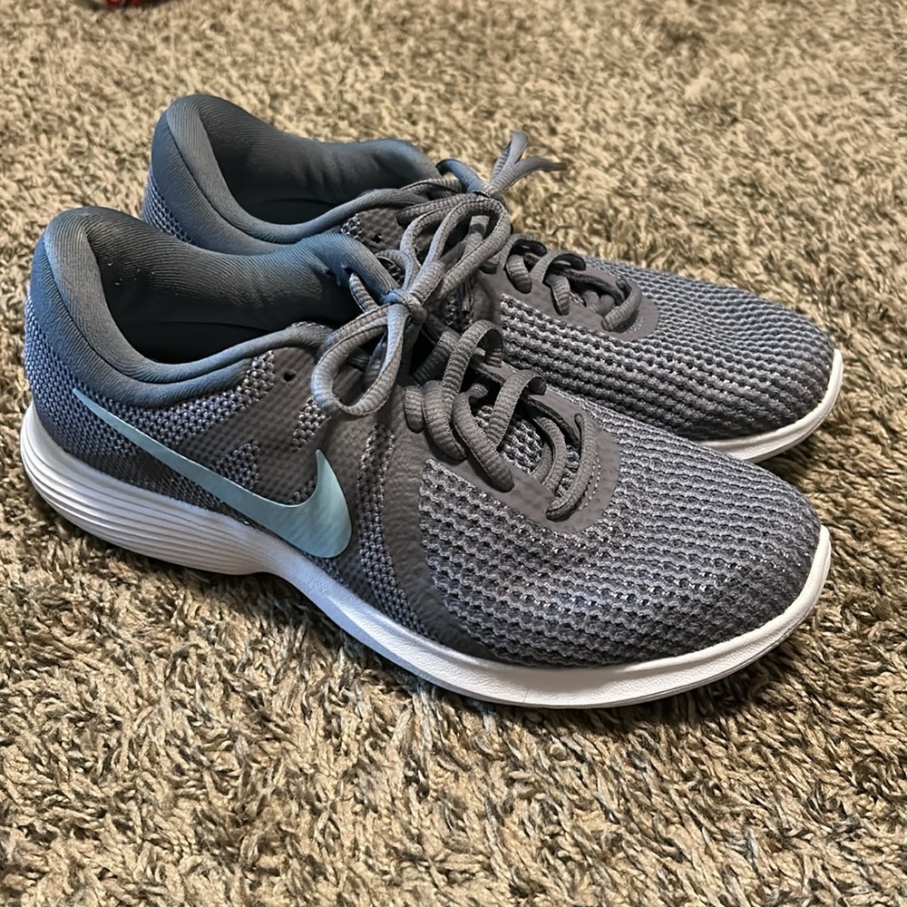 Nike Revolution 4- Gray